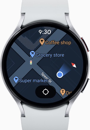 يمكن رؤية Galaxy Watch6 وهي تعرض ميزة GPS، مما يوضح موقع المستخدم على الخريطة. توجد في الخلفية خريطة بأسلوب مشابه لخريطة GPS المعروضة على شاشة الساعة.