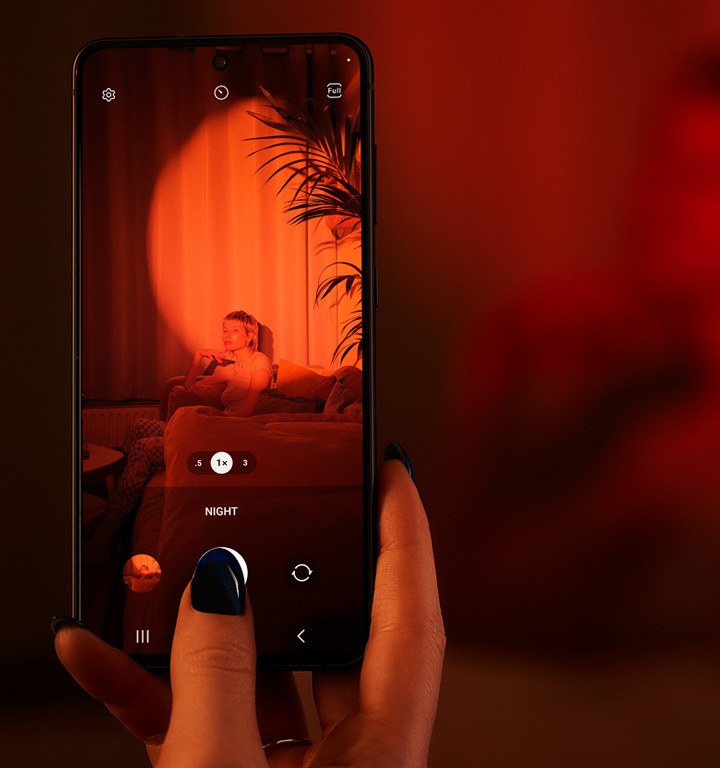 https://images.samsung.com/is/image/samsung/assets/ae/mobile-phone-buying-guide/samsung-night-mode-camera/TopKV_720x768_mobile.jpg?%24720_N_JPG%24=