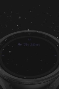 ساعة Galaxy Watch6 Classic بخلفية سوداء ليلية