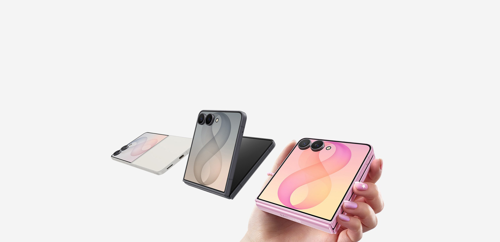 ثلاثة هواتف Galaxy Z Flip8 القابلة للطي في أوضاع مختلفة، أحدها باللون الكريمي وهو مفتوح بالكامل من الجهة الخلفية، والآخر باللون الجرافيتي وهو مفتوح جزئياً مع ظهور الشاشة الخارجية. وأخيراً، يظهر جهاز مطوي باللون الزهري محمولاً بيد واحدة، مع توجيه الشاشة الخارجية إلى الأعلى.