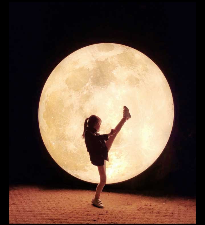 فتاة مع خلفية قمر