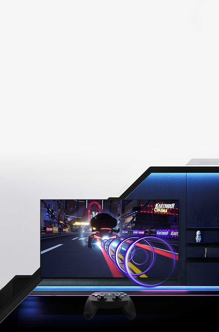 يعرض جهاز Samsung TV للألعاب لعبة على الشاشة، بينما تتحرك وحدة تحكم في الأرجاء للتحكم في سيارة سباق. تظهر صورة موجات صوتية تتبع السيارات في مختلف أرجاء الشاشة وتنبعث خارج الشاشة.