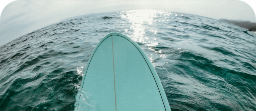 The surfing board heading towards the wide ocean represents Samsung’s philosophy of Defiant Optimism.
