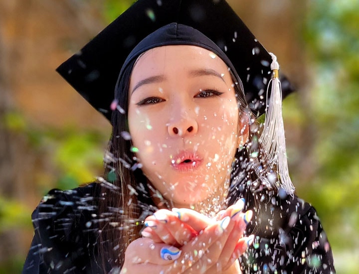 Spotlight Your Achievements With a Virtual Graduation Photoshoot ...