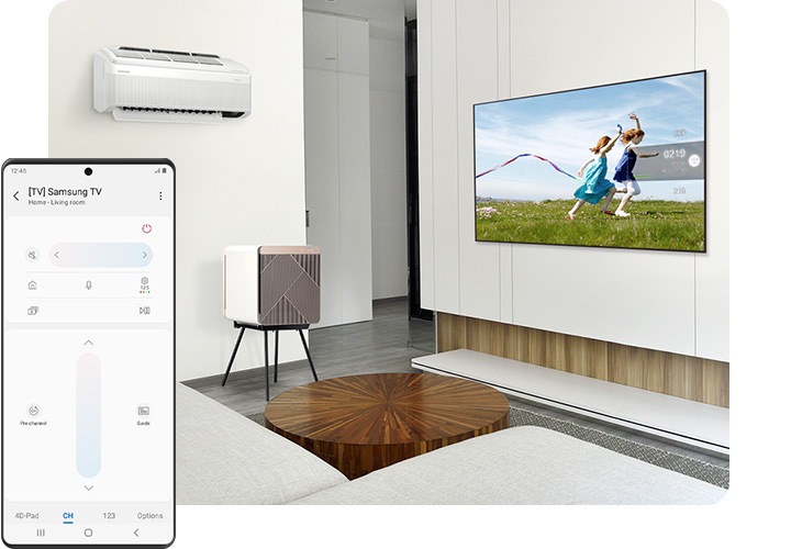 Un salon &eacute;quip&eacute; d&rsquo;un climatiseur mural et un purificateur d&rsquo;air Cube plac&eacute; en dessous. Un canap&eacute; se trouve sur un c&ocirc;t&eacute; et un t&eacute;l&eacute;viseur QLED Q7 de 65&nbsp;pouces est fix&eacute; au mur en face. Au premier plan &agrave; gauche, un &eacute;cran Galaxy affiche la t&eacute;l&eacute;commande mobile d&rsquo;une Smart TV.