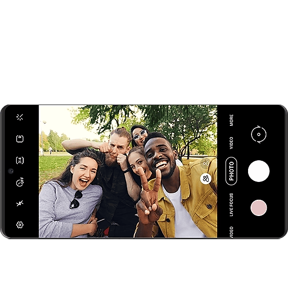 Écran d'appareil photo montrant des personnes prenant un selfie de groupe en mode Selfie panorama à l'aide des fonctions de contrôle du Galaxy de Bixby.