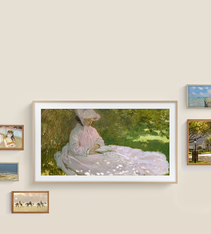 The Frame affiche une grande œuvre d’art entourée de cadres plus petits, illustrant comment il sublime un intérieur à la manière de véritables œuvres murales.