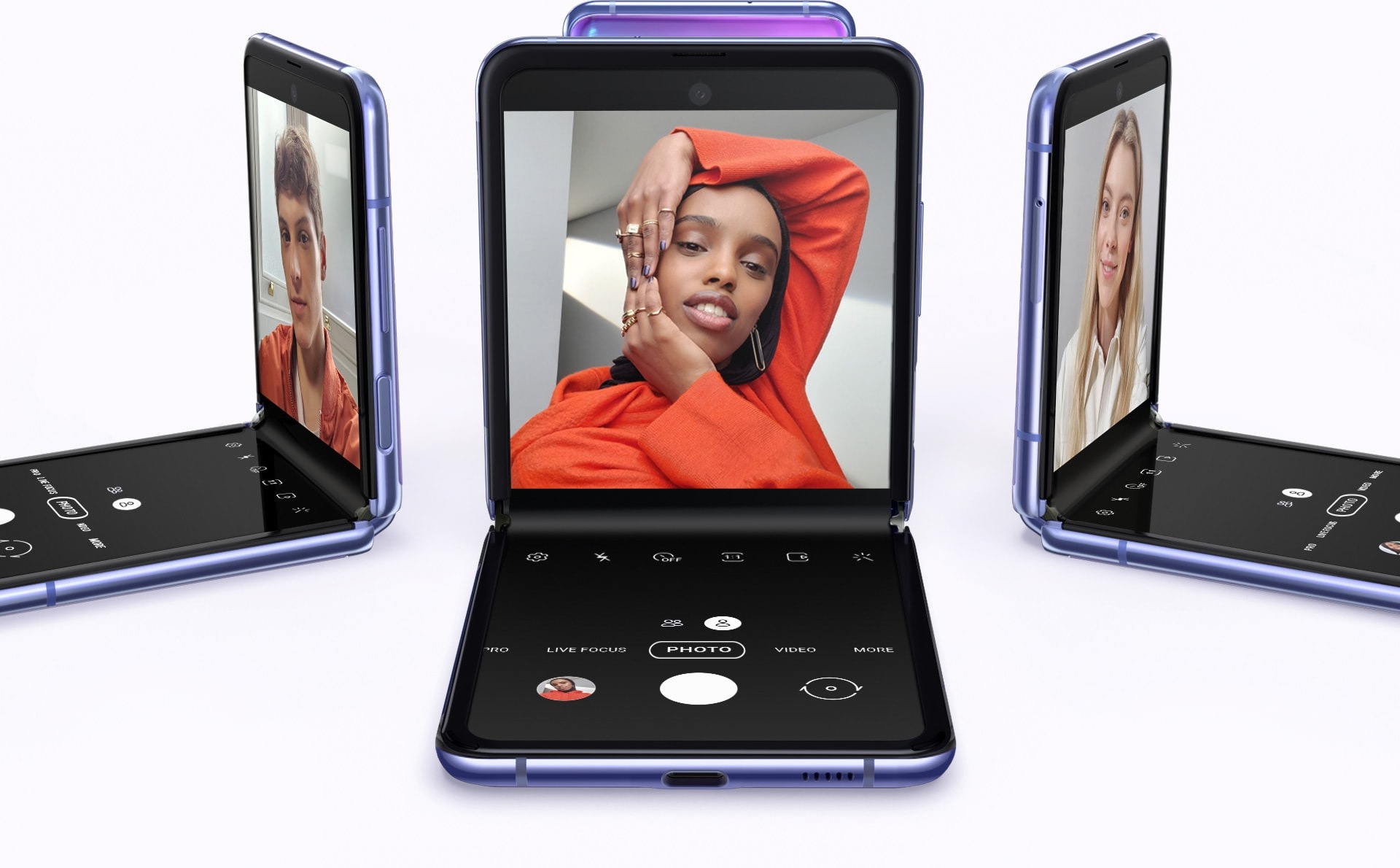 Quatre téléphones Galaxy Z Flip Violet Mirroir en cercle sous différents angles. L’un affiche le selfie d’un homme, un autre le selfie d’une femme et un autre le selfie d’une femme différente.