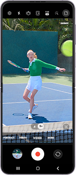L’application Appareil photo est ouverte et en mode d’enregistrement vidéo. Une femme joue au tennis dans le viseur.