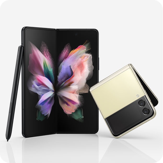 Galaxy Z Fold3 5G aberto com um papel de parede colorido no ecrã e um Galaxy Z Flip3 5G ligeiramente aberto, pousado sobre o canto. S Pen Fold Edition está encostada a um Galaxy Z Fold3 5G.