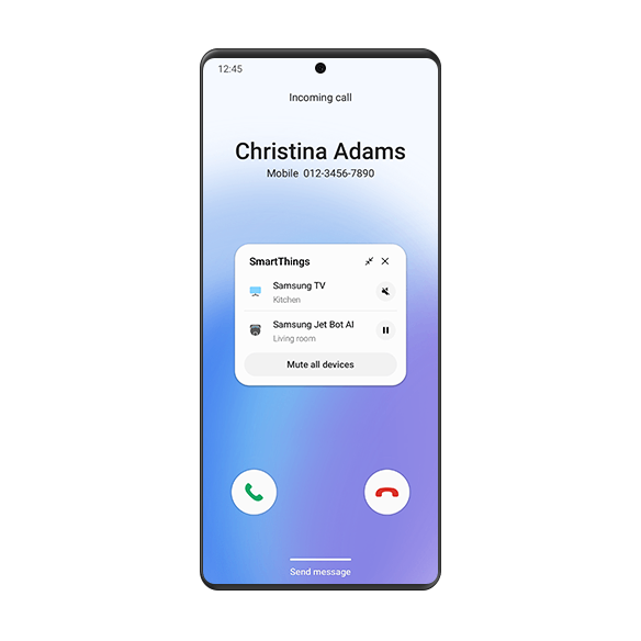 A GUI de um smartphone Galaxy mostra uma chamada recebida de Christina Adams, juntamente com o pop-up SmartThings que lhe permite determinados ou todos os dispositivos. A TV Samsung na cozinha está silenciada e o Samsung Jet Bot AI na sala de estar está em pausa.