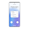 A GUI de um smartphone Galaxy mostra uma chamada recebida de Christina Adams, juntamente com o pop-up SmartThings que lhe permite determinados ou todos os dispositivos. A TV Samsung na cozinha está silenciada e o Samsung Jet Bot AI na sala de estar está em pausa.