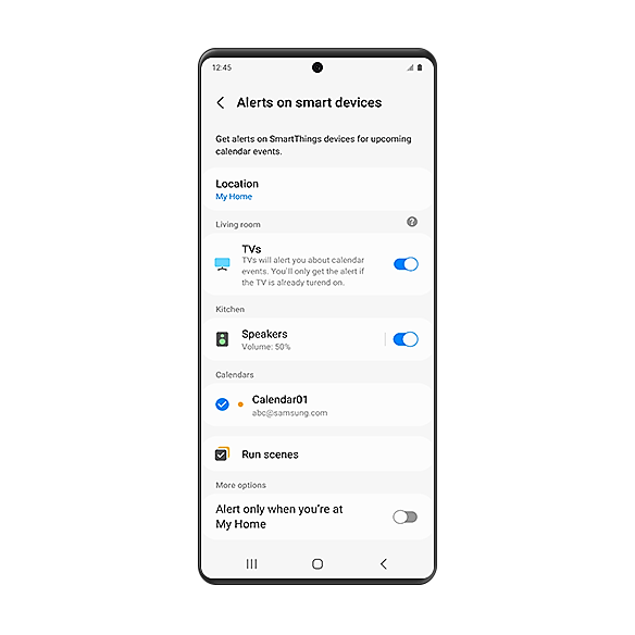 Një ekran smartfon Galaxy që shfaq faqen e cilësimeve të "Alarmet në pajisjet e mençura". Nën menutë "Pajisjet", "TV" dhe "Altoparlantët" tregojnë se si TV ashtu edhe altoparlantët janë të aktivizuar. Më poshtë "Pajisjet", "Kalendarët" japin opsionet e cilësimeve për Kalendarin 1 dhe Kalendarin 2. Vetëm Kalendari 1 është aktivizuar. Nën "Kalendarët", "Më shumë opsione" shfaqen duke përfshirë "Vendndodhjen" dhe "Aktivizo vetëm kur jeni tek [Shtëpia ime].