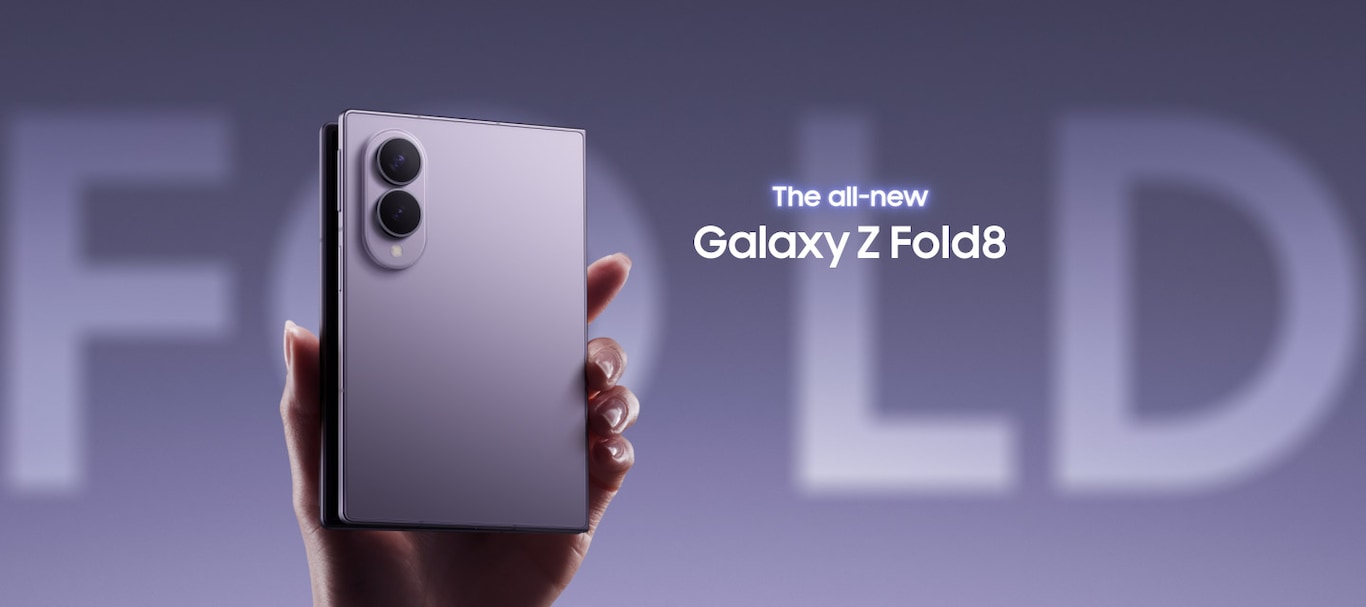 Galaxy Z Fold8 i palosur shihet në dorën e dikujt. Shihet pjesa e pasme. Teksti në sfond thotë 'Fold'. The all-new Galaxy Z Fold8.