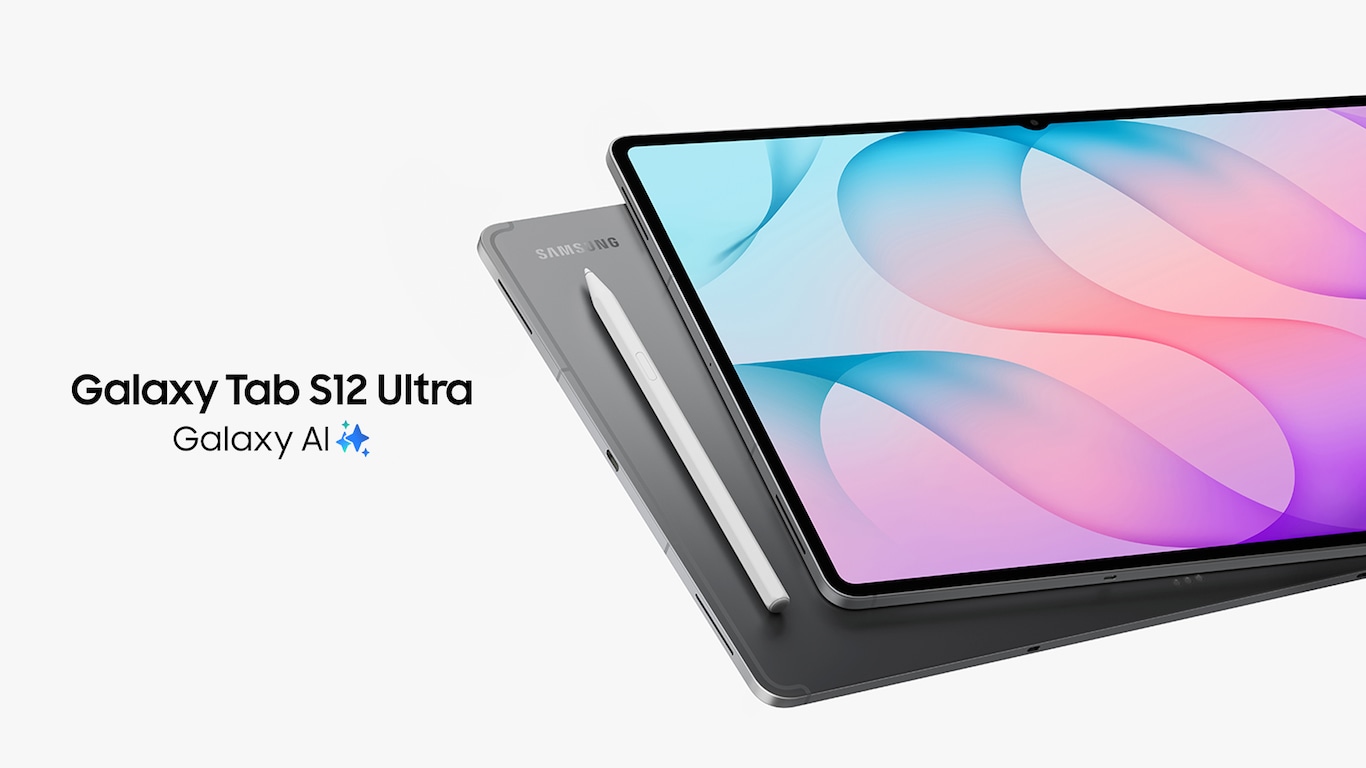 Galaxy Tab S12 Ultra në ngjyrë gri është vendosur me ekranin të kthyer poshtë, ndërsa logoja Samsung është e dukshme në pjesën e pasme. S Pen-i gjashtëkëndor, i përfshirë në kuti, është vendosur në pjesën e pasme. Një tjetër Galaxy Tab S12 Ultra është vendosur sipër, i kthyer paksa lart në një kënd, me një sfond shumëngjyrësh në ekranin masiv 14.6-inç. Logoja dhe ikona e Galaxy AI.