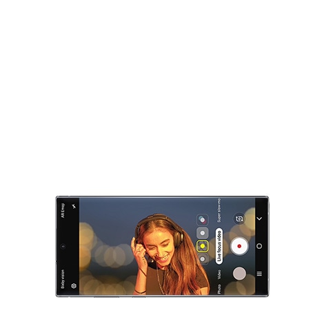 Video e një Galaxy S10 që tregon një fotografi të një vajze që mban një lule dielli në dorë.