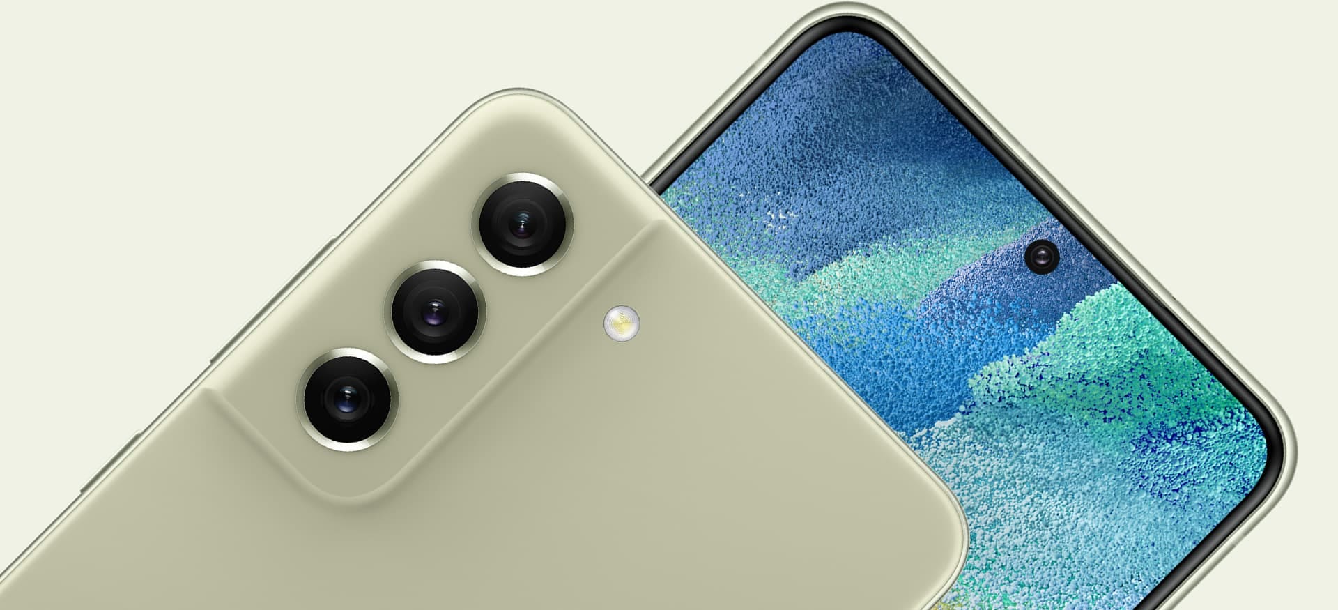 Dos teléfonos Galaxy S21 FE 5G. Uno visto desde atrás, con foco en la cámara posterior mientras se encuentra apoyado sobre el otro teléfono visto desde el frente, con foco en la cámara frontal.