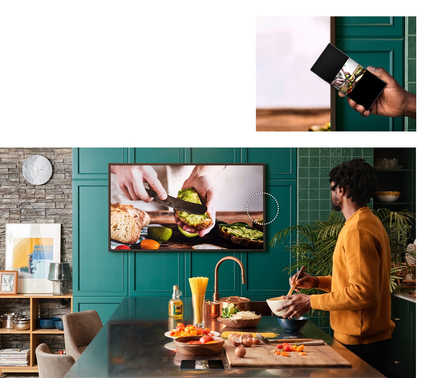 Smartphone muestra un vídeo de recetas en línea. Un hombre viendo el mismo vídeo de recetas en la pantalla de The Frame después de tocar el borde de The Frame con el smartphone.