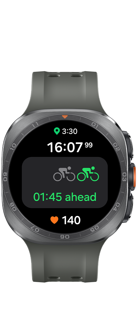 Galaxy Watch Ultra2 in Titanium Silver mit einem Marine Band in Olive, von vorne gezeigt, mit der „Race“-Funktion auf dem Display. Eine Radfahrerfigur, die das Echtzeit-Tempo darstellt, befindet sich vor der anderen Radfahrerfigur, die den bisherigen Rekord darstellt, mit dem Text „01:45“ davor. Zeit, verstrichene Fahrzeit und aktuelle Herzfrequenz werden angezeigt.