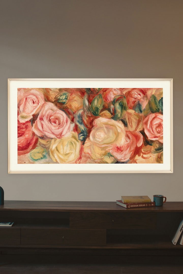 Ein Samsung The Frame  zeigt ein wunderschönes Rosengemälde in verschiedenen Rosa-, Gelb- und Grüntönen.