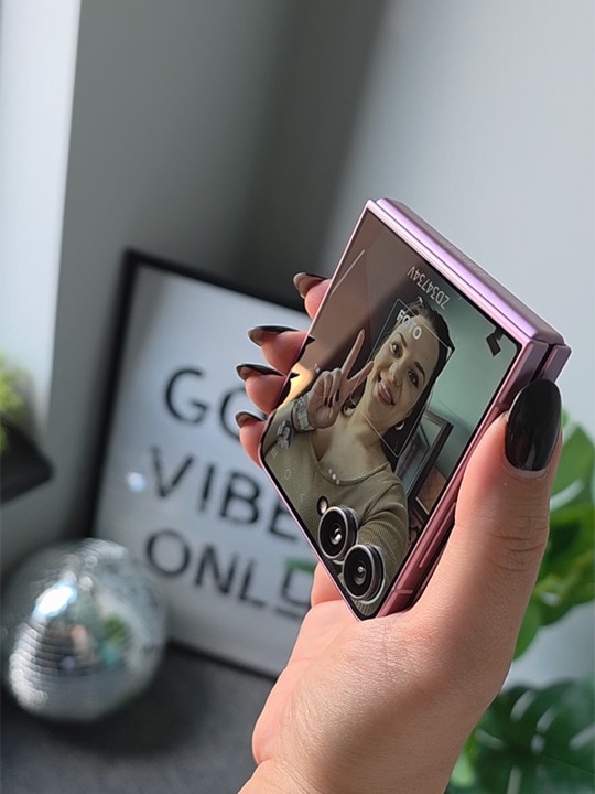Galaxy Z Flip8-Rezensionsvideo von Ina Jovanovic