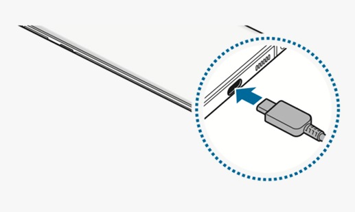 Schließe das Kabel an das Smartphone an