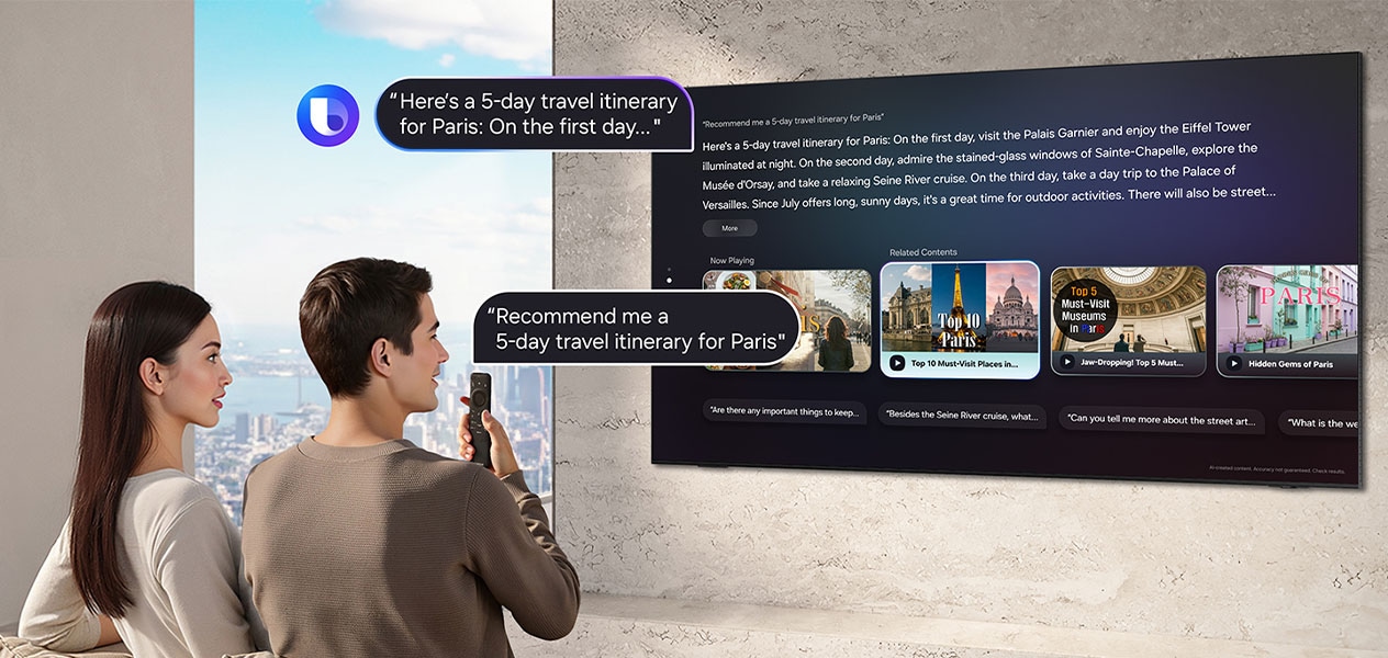 Eine Person sitzt im Wohnzimmer. Sie spricht Folgendes in die TV-Fernbedienung: „Empfiehl mir einen 5-tägigen Reiseplan für Paris.“ Bixby mit Bixby-Logo antwortet auf dem großen Samsung TV: „Hier ist ein 5-tägiger Reiseplan für Paris: Am ersten Tag …“ Der Sprachassistenzdienst zeigt die Antwort zusammen mit weiteren Details.