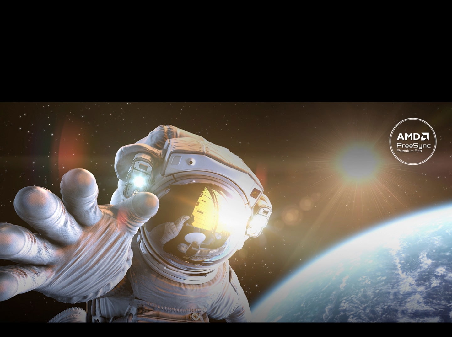Auf dem Bildschirm ist ein Astronaut im Weltraum mit der Erde und der Sonne im Hintergrund zu sehen. Auf der rechten Seite gibt es Tearing, aber die linke Seite ist dank AMD FreeSync Premium Pro klar. Das Logo befindet sich oben. Der gesamte Bildschirm wird mit AMD FreeSync Premium Pro Technologie geglättet.