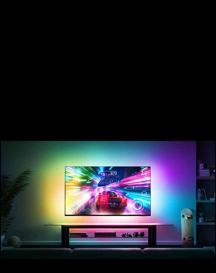 Ein Autorennspiel läuft auf einem Gaming-Fernseher. Philips Hue Sync ist eingeschaltet und beleuchtet den Raum mit Farben, die zum Bildschirm passen. Die Beleuchtung verleiht dem Raum eine stimmungsvolle Atmosphäre und verbessert das Spielerlebnis.