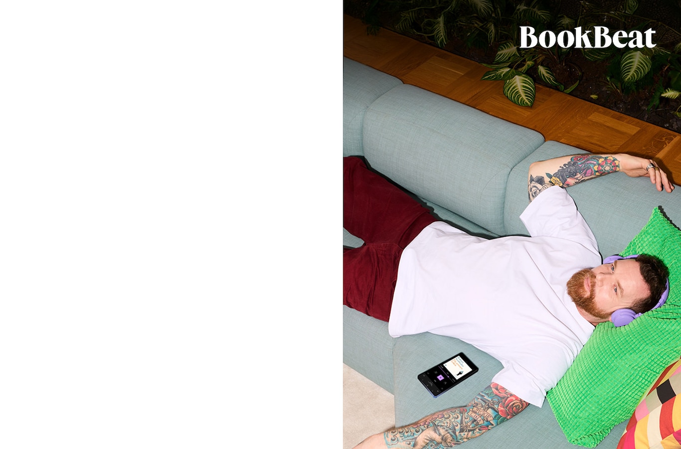 Logo von "BookBeat" auf einer Couch
