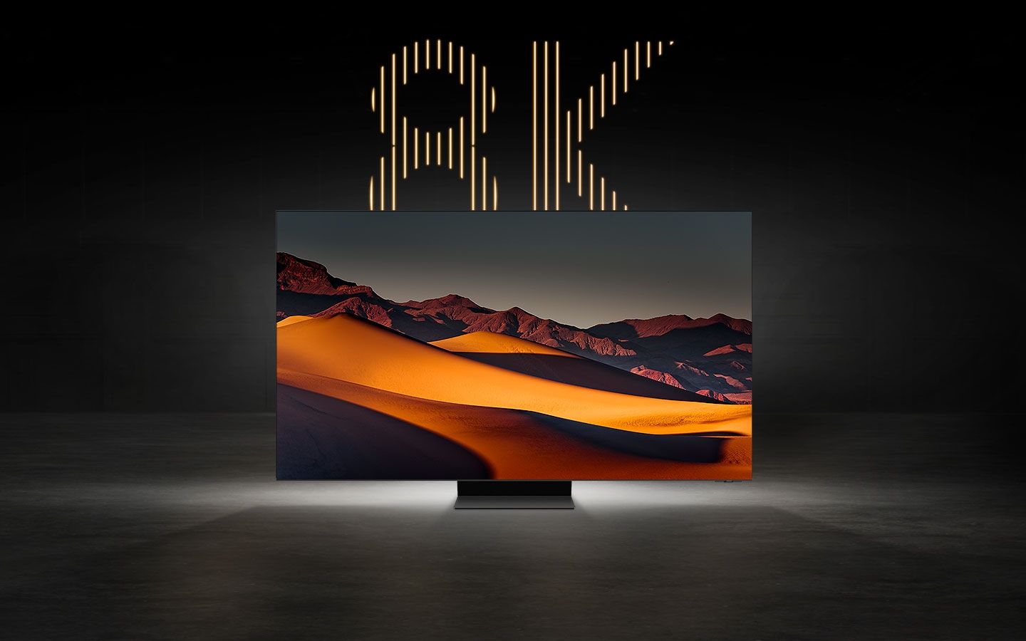 Ein 8K-Fernseher, der ein beeindruckendes Bild einer bergigen Wüste zeigt, mit dem Text "8K" prominent hinter dem Fernseher.