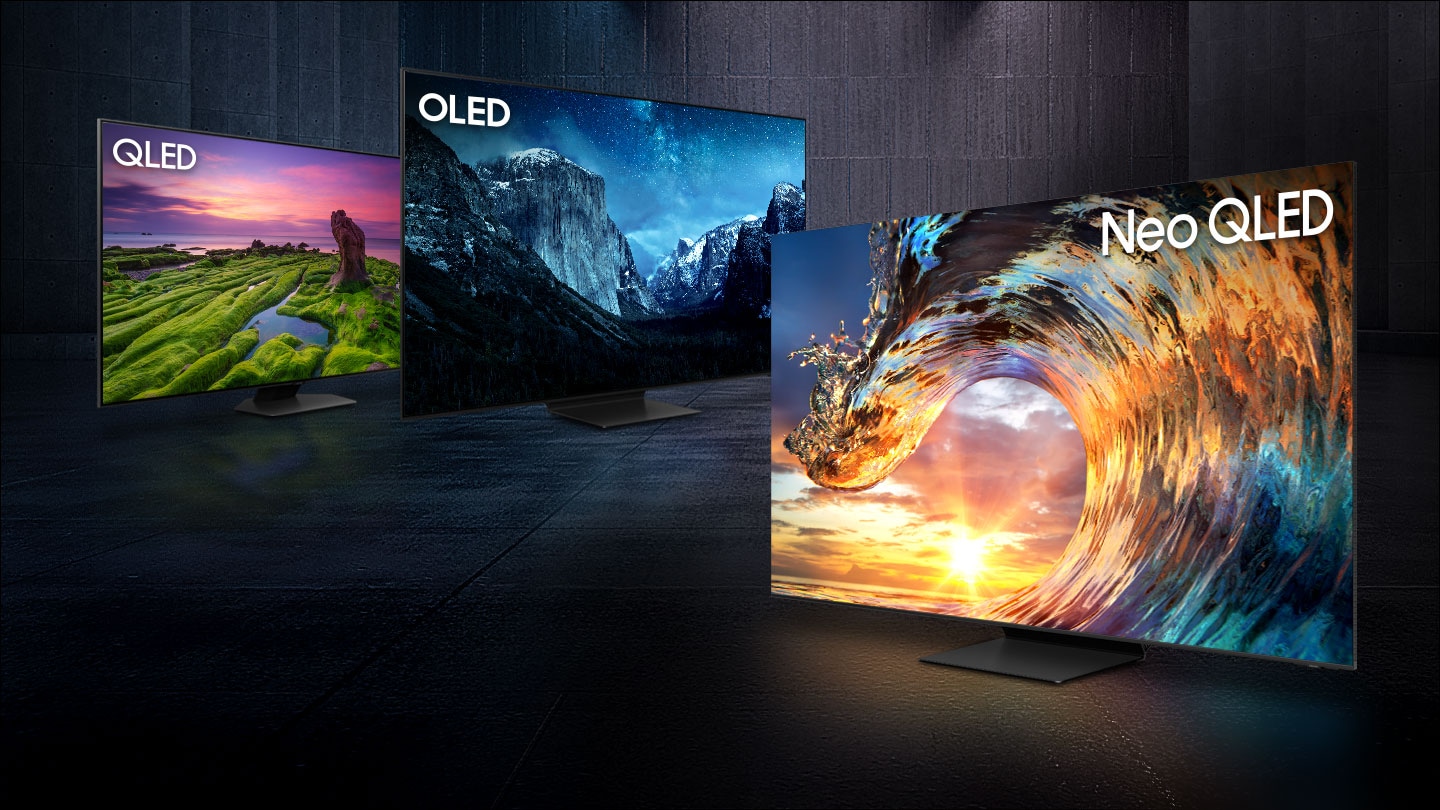 QLED-, OLED- und Neo QLED-Fernseher werden gezeigt, wobei QLED und OLED leicht nach rechts und Neo QLED dezent nach links geneigt sind. Der QLED-Fernseher zeigt einen Panoramablick auf üppiges Grün und einen rosa-violetten Sonnenuntergang, der OLED-Fernseher eine atemberaubende nächtliche Bergszene in tiefblauen Farbtönen. Der Neo QLED-Fernseher zeigt eine beeindruckende Nahaufnahme einer Welle bei Sonnenuntergang, die jedes noch so kleine Detail einfängt.