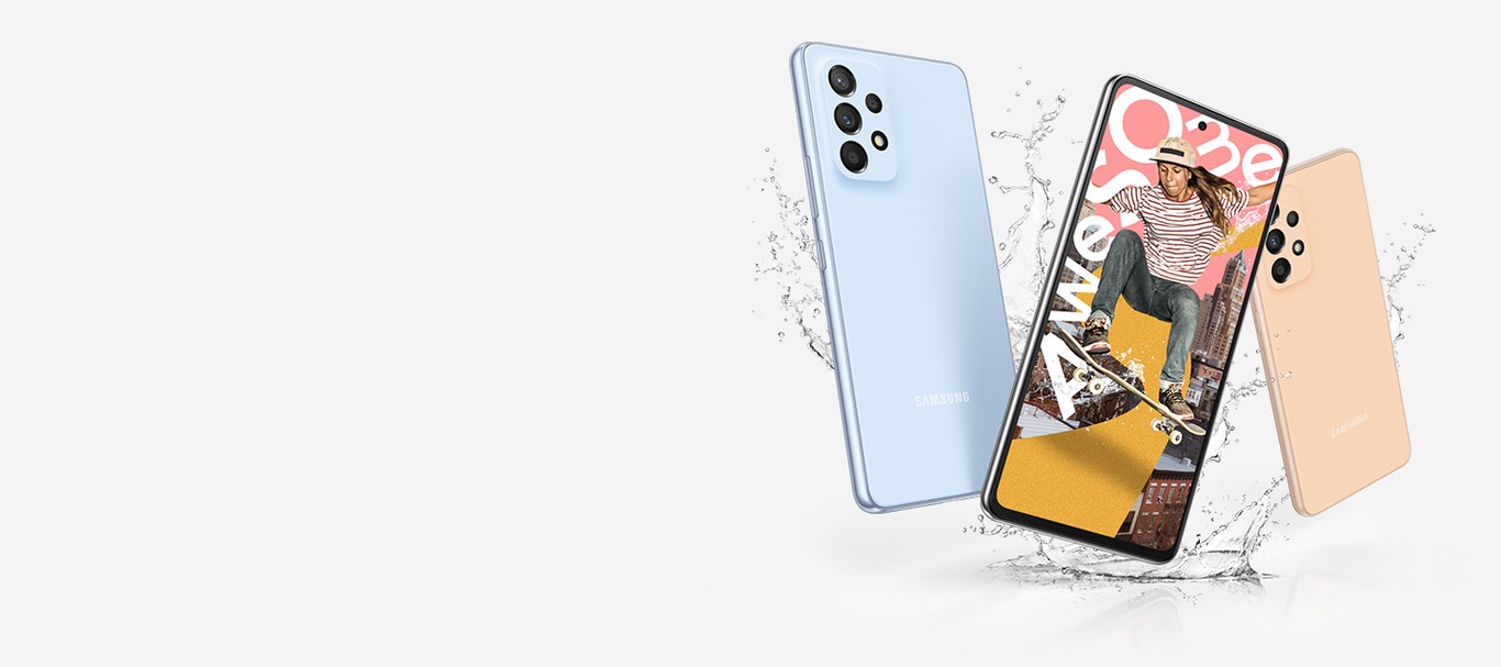 Tri Galaxy A telefona uključujući A53 5G i A33 5G u Zadivljujuće plavoj, Zadivljujuće bijeloj i Zadivljujuće boji breskve. Dva od njih pokazuju poleđinu kako bi se prikazale boje Zadivljujuće plava i Zadivljujuće boja breskve. Tragovi vode okružuju uređaje, dok uređaj okrenut naprijed u sredini prikazuje ženu koja kliza, sa bijelim tekstom u sredini koji ispisuje Awesome.