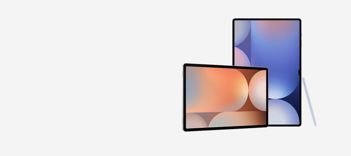 Prednji pogled na Galaxy Tab S10+ u pejzažnom načinu rada sa šarenom pozadinom na zaslonu, postavljen ispred Galaxy Tab S10 Ultra u portretnom načinu rada sa šarenom pozadinom na zaslonu i S olovkom naslonjenom na njega.