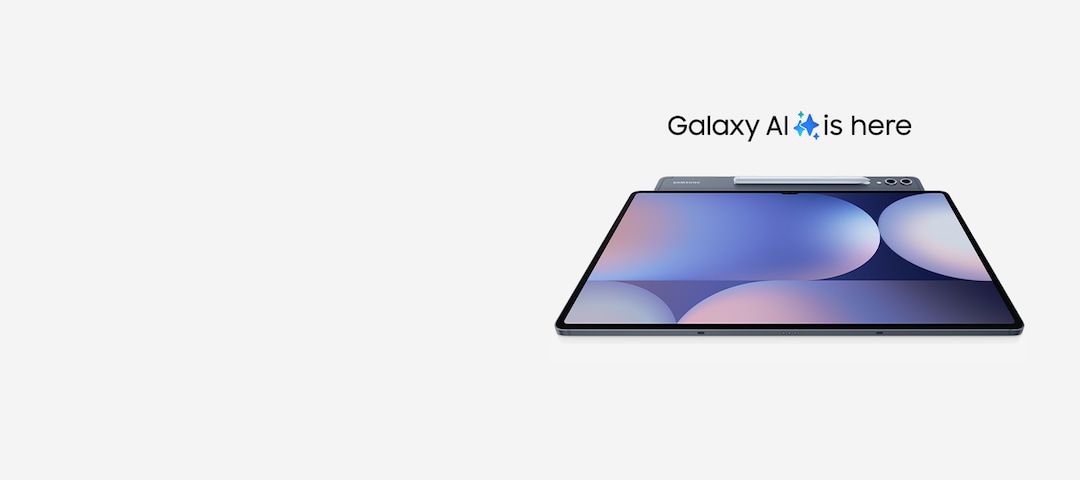 Uređaj serije Galaxy Tab S10 pod kutom da vidi stražnju kameru i S Pen, nalazi se ispod drugog uređaja Tab S10 okrenut prema gore sa šarenom pozadinom na zaslonu. Tekst glasi Galaxy AI je ovdje.