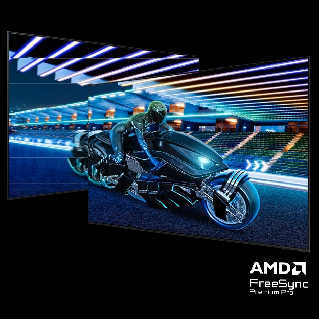 Twee overlappende gameschermen tonen een futuristische berijder op een slanke, neonverlichte motor die ’s nachts door een fel verlicht stadion racet. Het linkerscherm vertoont zichtbare screen tearing. Het rechterscherm toont dezelfde scène, maar dan vloeiend en naadloos, zonder tearing of vervorming. AMD FreeSync Premium Pro logo benadrukt responsieve gameplay-prestaties zonder tearing.