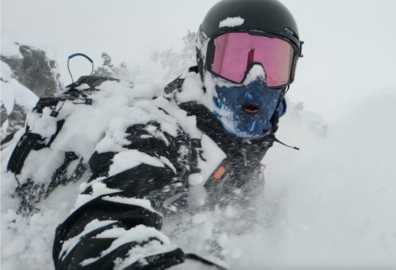 Lunettes De Ski Avec Le Reflet Des Montagnes Enneigées. Homme Sur Le Fond  De Ciel Bleu. Sports D'hiver.