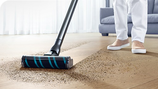 https://images.samsung.com/is/image/samsung/assets/be_fr/vacuum-cleaners/1_Strong_suction_cleans_MO.png?$512_N_PNG$