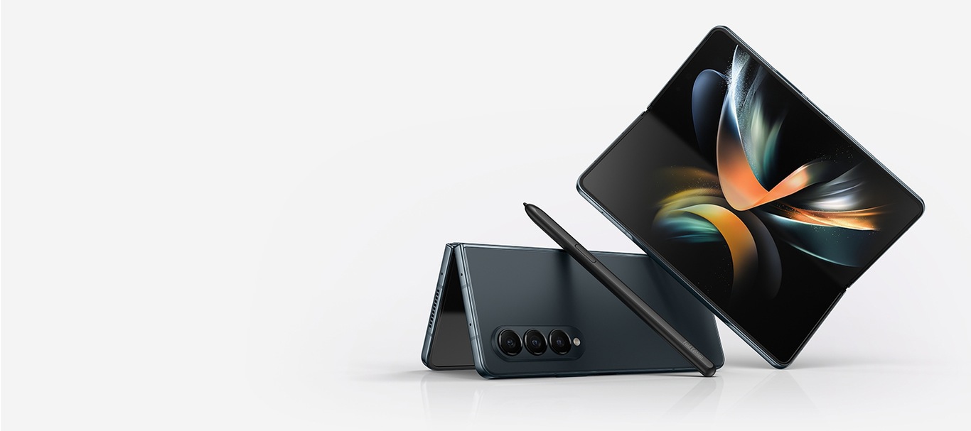 Galaxy Z Fold4 в цвят Графитено зелено се отваря, за да покаже цветен, подобен на лента тапет на основния си екран. Той се движи и се леко се опира върху пантата на друг Galaxy Z Fold4 в Графитено зелено, който е отворен под ъгъл от 45 градуса и обърнат надолу като палатка. Писалка S Pen Fold Edition също е подпряна диагонално на пантата си.