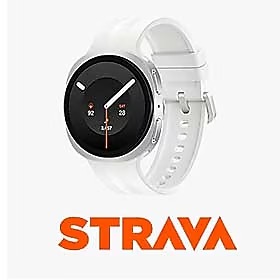 Бял смартчасовник с проследяване на фитнес активността чрез Strava и перфорирана спортна каишка
