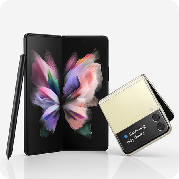 Galaxy Z Fold3 5G aberto com um papel de parede colorido na tela e Galaxy Z Flip3 5G levemente aberto na vertical apoiado em um canto. O Cover Display mostra uma mensagem de notificação da Samsung dizendo “Oi!”