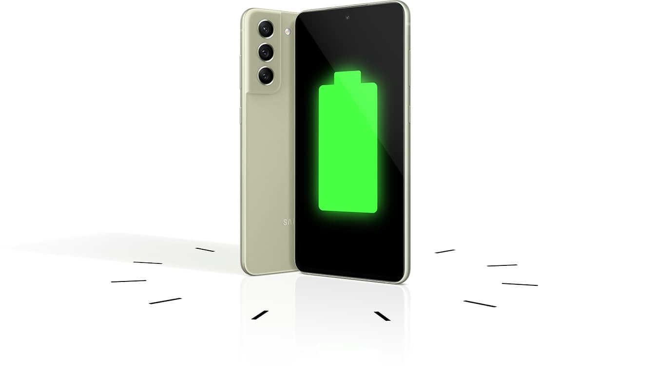 Dois celulares Galaxy S21 FE 5G na vertical, um mostrando a parte de trás e outro mostrando a parte da frente com um ícone de bateria cheia na tela. Os celulares ficam dentro de um relógio para demonstrar a bateria de longa duração.