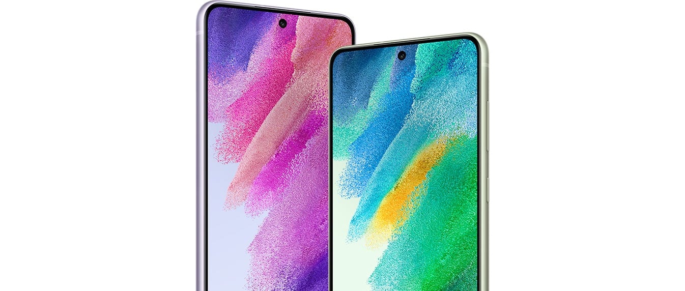 Vista frontal de dois celulares Galaxy S21 FE 5G lado a lado. Um tem um papel de parede grfico rosa e roxo na tela e o outro tem um papel de parede grfico verde e azul na tela.