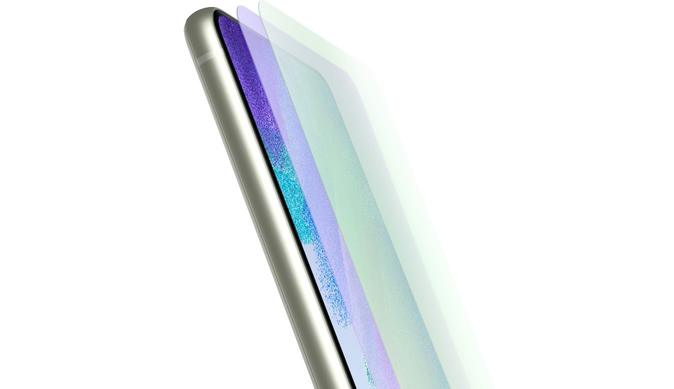 Vista lateral em ngulo do Galaxy S21 FE 5G com duas camadas pairando sobre a tela, mostrando a durabilidade do vidro frontal.