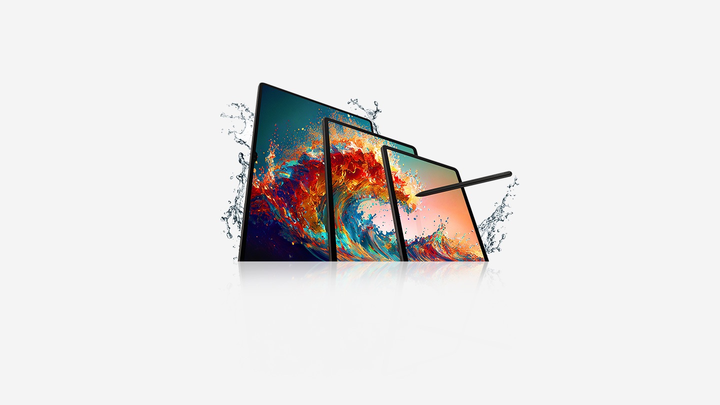 Um Galaxy Tab S9, um S9+ e um S9 Ultra estão alinhados no modo Retrato, sobrepondo-se um ao outro com um papel de parede colorido em todas as telas. Há gotas de água ao redor dos três dispositivos e uma S Pen está apontando para a tela do Galaxy Tab S9.