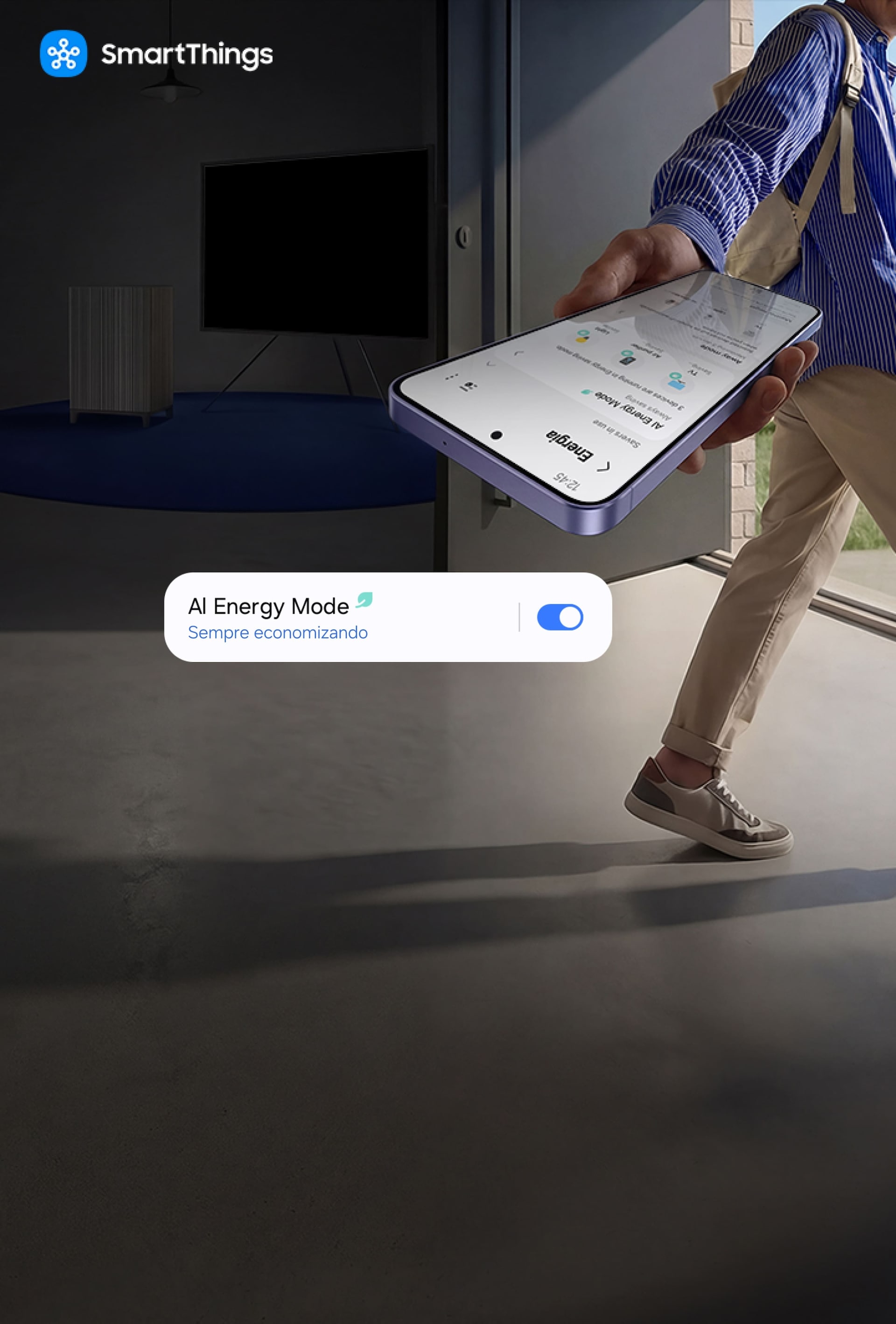 Um homem está na porta de casa, saindo. Eletrodomésticos são vistos dentro da casa com pouca luz. Um close do Galaxy S26 Ultra mostra que o Modo Energia com AI está ativado. 