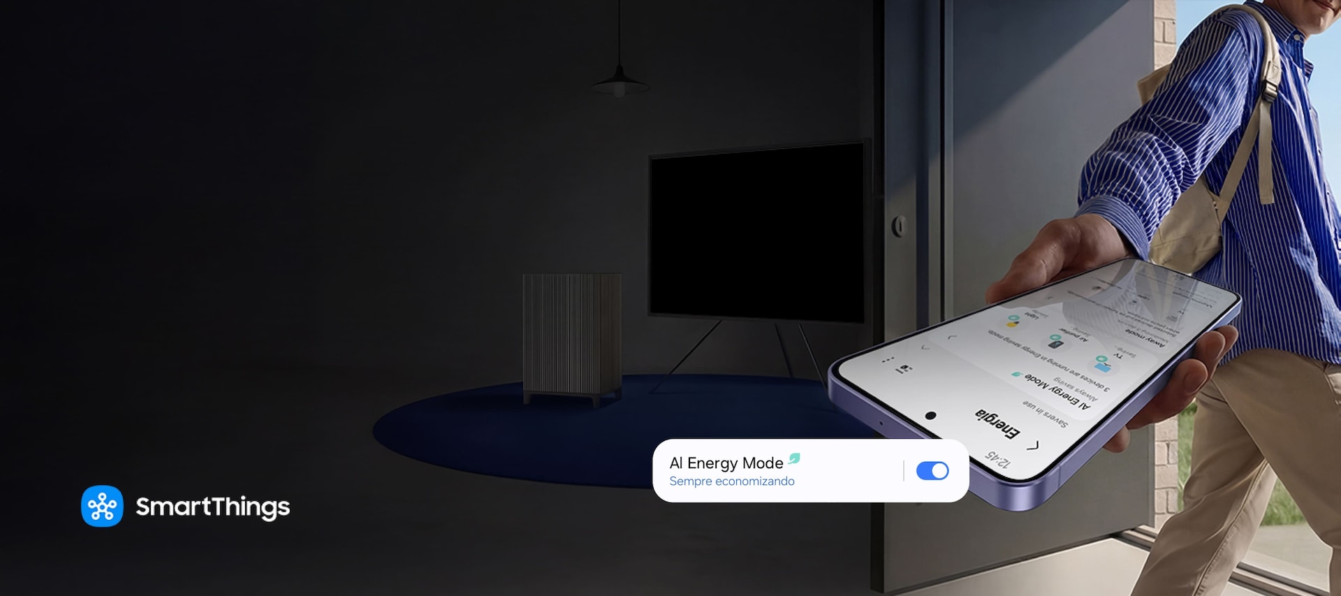 Um homem está na porta de casa, saindo. Eletrodomésticos são vistos dentro da casa com pouca luz. Um close do Galaxy S26 Ultra mostra que o Modo Energia com AI está ativado. 