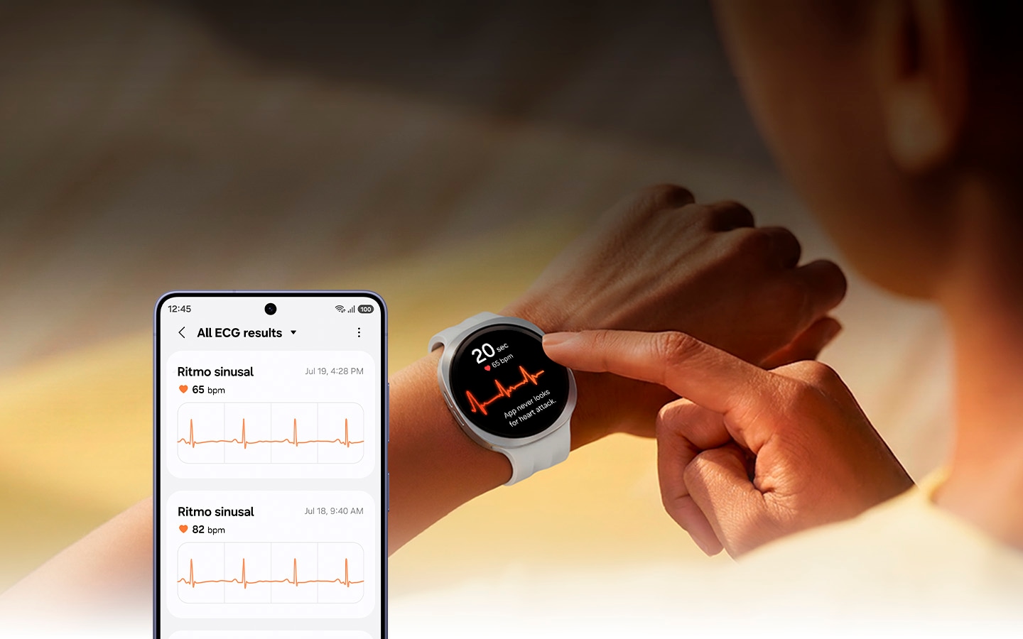 Una mujer está tocando su Galaxy Watch. El reloj muestra una lectura de ECG de ritmo sinusal, 20 segundos y 65 lpm, con un gráfico de ondas, e incluye el texto 