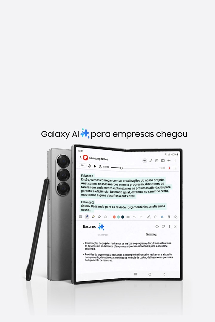 Dois dispositivos Galaxy S24 Ultra são mostrados: um é visto de trás e o outro de frente. Em seu display há uma nota resumida pelo Note Assist. Uma S Pen paira na frente da tela. 
