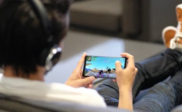 Um jogador joga Fortnite no Samsung Galaxy Note9